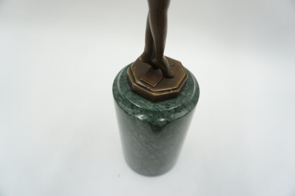 FIGURA Z BRĄZU DZIEWCZYNKA W SUKIENCE