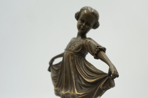 FIGURA Z BRĄZU DZIEWCZYNKA W SUKIENCE
