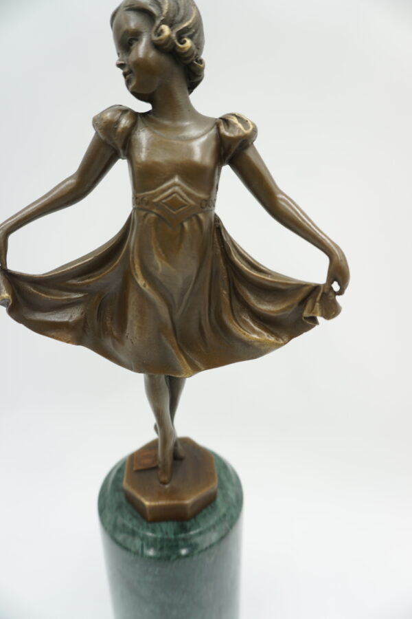 FIGURA Z BRĄZU DZIEWCZYNKA W SUKIENCE - MŁODA TANCERKA BALETNICA