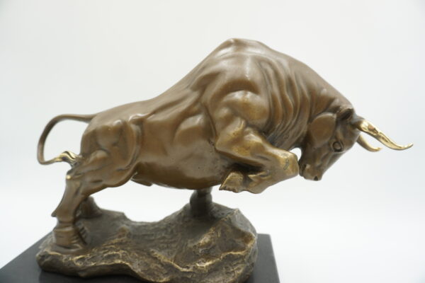 FIGURA Z BRĄZU BYK SIŁA GIEŁDA HOSSA ZŁOTE ROGI