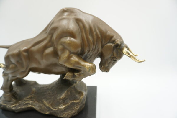 FIGURA Z BRĄZU BYK SIŁA GIEŁDA HOSSA ZŁOTE ROGI