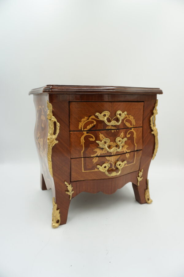 UROCZA MAŁA MINI KOMÓDKA INTRASJE OKUCIA Z MOSIĄDZU