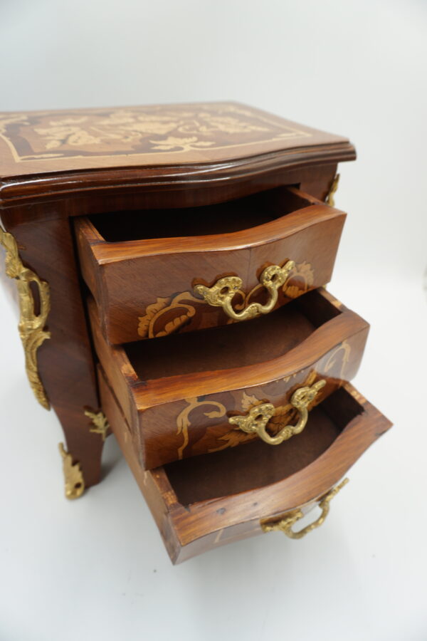 UROCZA MAŁA MINI KOMÓDKA INTRASJE OKUCIA Z MOSIĄDZU