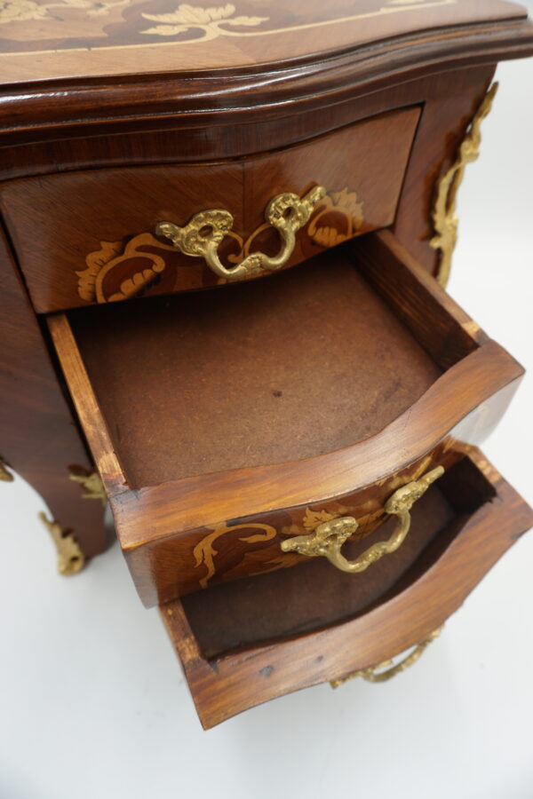 UROCZA MAŁA MINI KOMÓDKA INTRASJE OKUCIA Z MOSIĄDZU