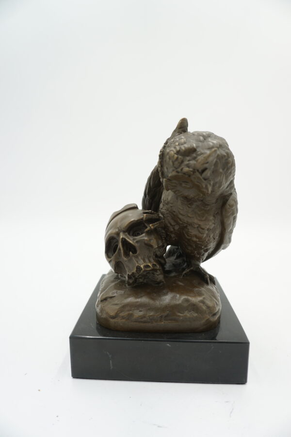 FIGURA Z BRĄZU SOWA Z CZASZKĄ