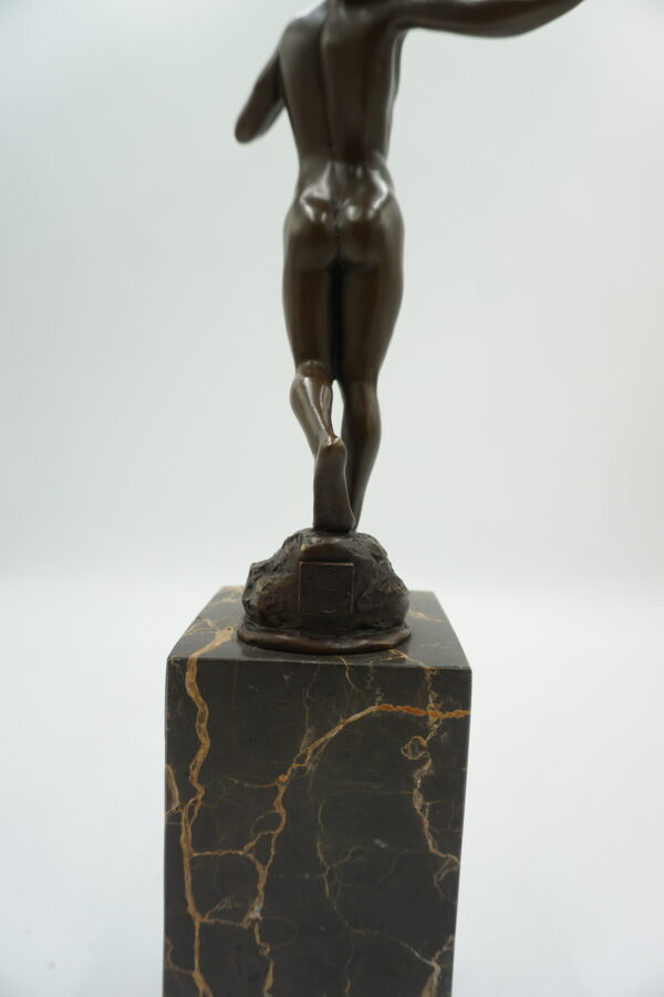 FIGURA Z BRĄZU CHŁOPIEC Z PROCĄ