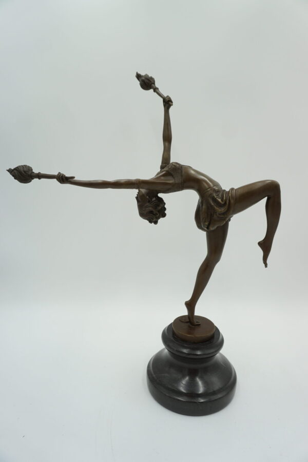 FIGURA Z BRĄZU TANCERKA Z POCHODNIAMI BOGINI