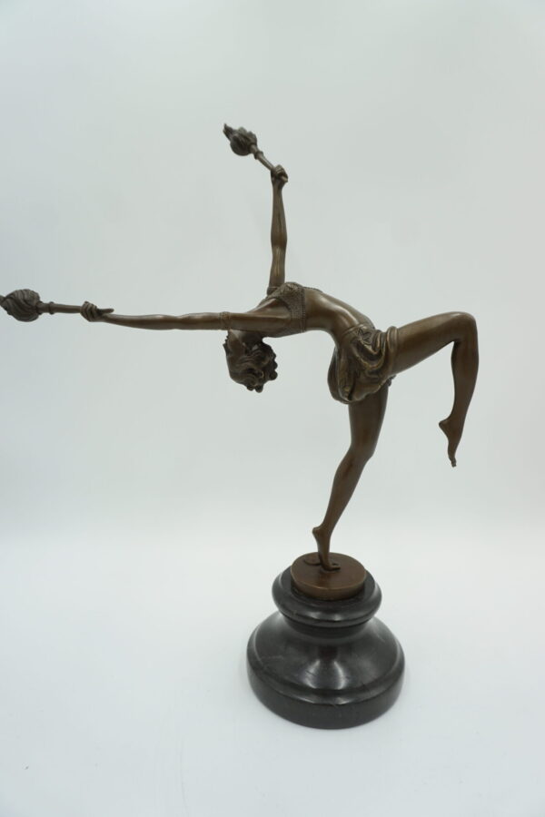 FIGURA Z BRĄZU TANCERKA Z POCHODNIAMI BOGINI