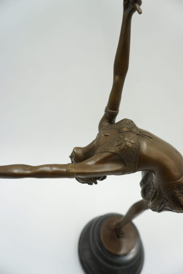 FIGURA Z BRĄZU TANCERKA Z POCHODNIAMI BOGINI