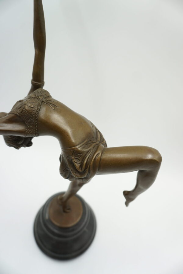 FIGURA Z BRĄZU TANCERKA Z POCHODNIAMI BOGINI