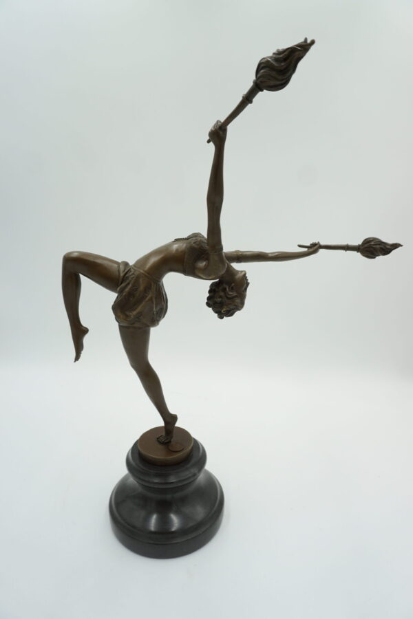 FIGURA Z BRĄZU TANCERKA Z POCHODNIAMI BOGINI