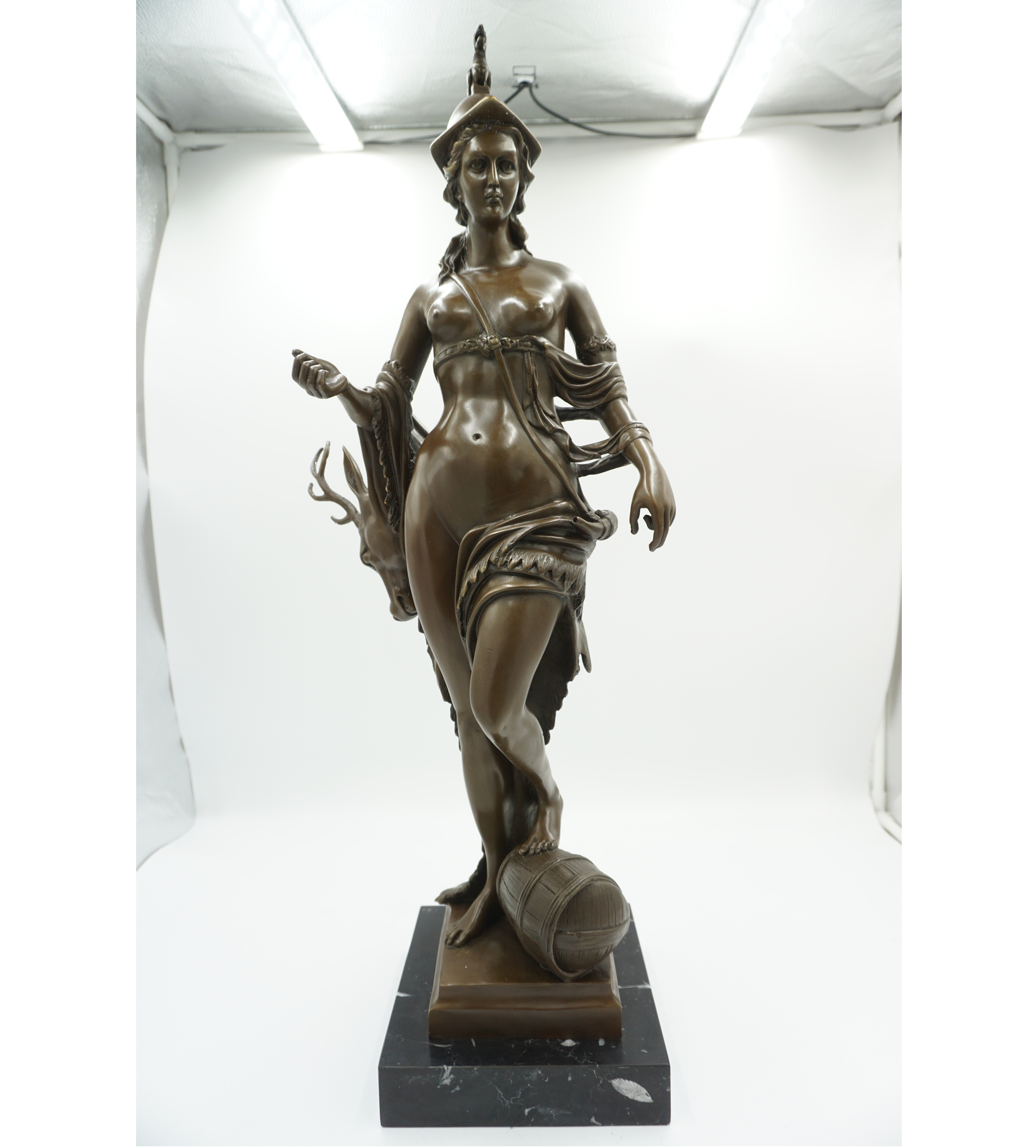DUŻA FIGURA Z BRĄZU DIANA BOGINI ŁOWÓW OWINIĘTA SKÓRĄ JELENIA