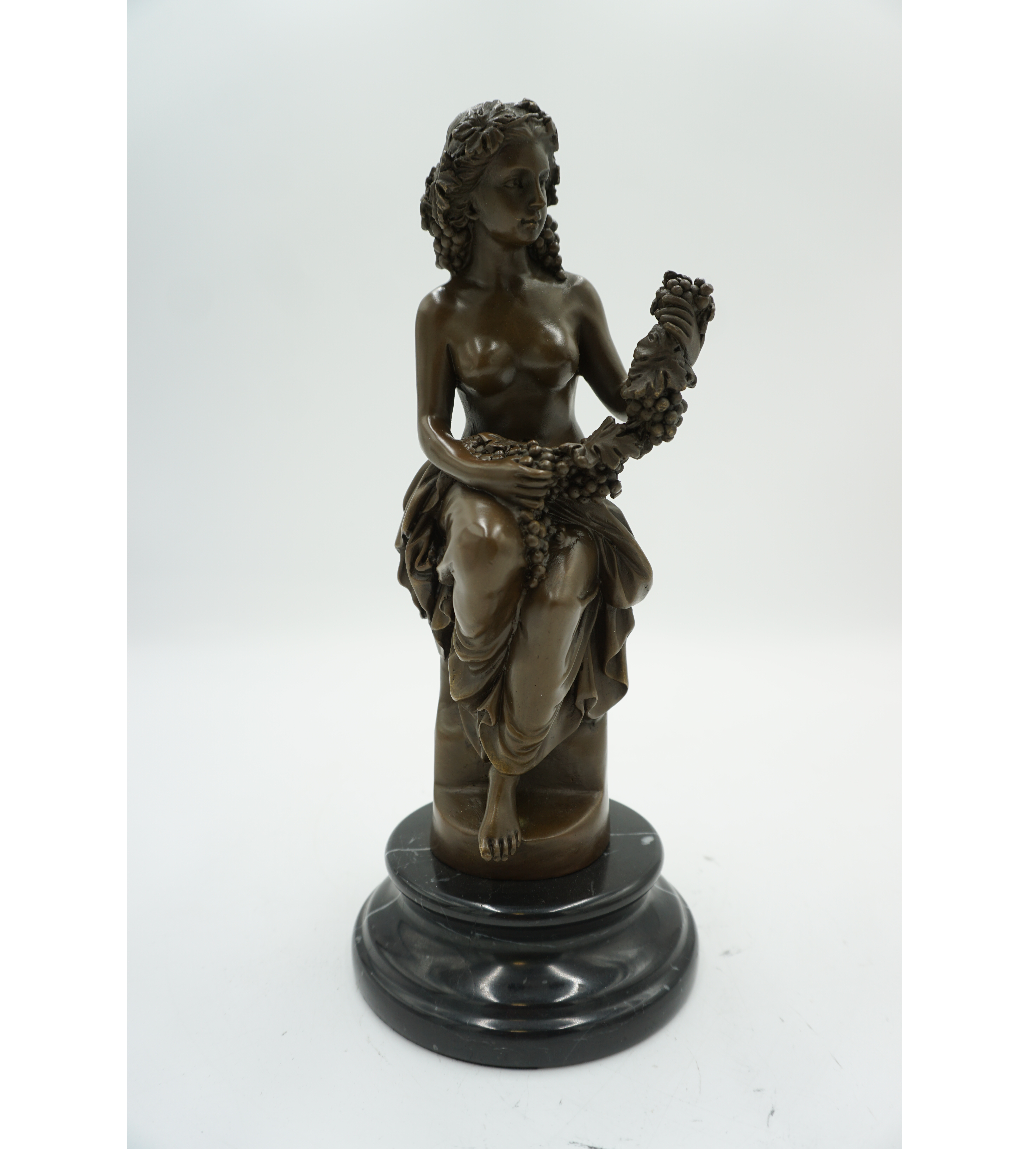 FIGURA Z BRĄZU KOBIETA Z WINOGRONEM