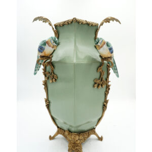 ZIELONY WAZON PORCELANOWY Z PTASZKAMI OKUTY BRĄZEM