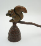 GAŚNICA DO ŚWIEC - GASIDEŁKO FIGURKA WIEWIÓRKI NA ORZECHU ŻELIWO