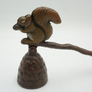 GAŚNICA DO ŚWIEC - GASIDEŁKO FIGURKA WIEWIÓRKI NA ORZECHU ŻELIWO