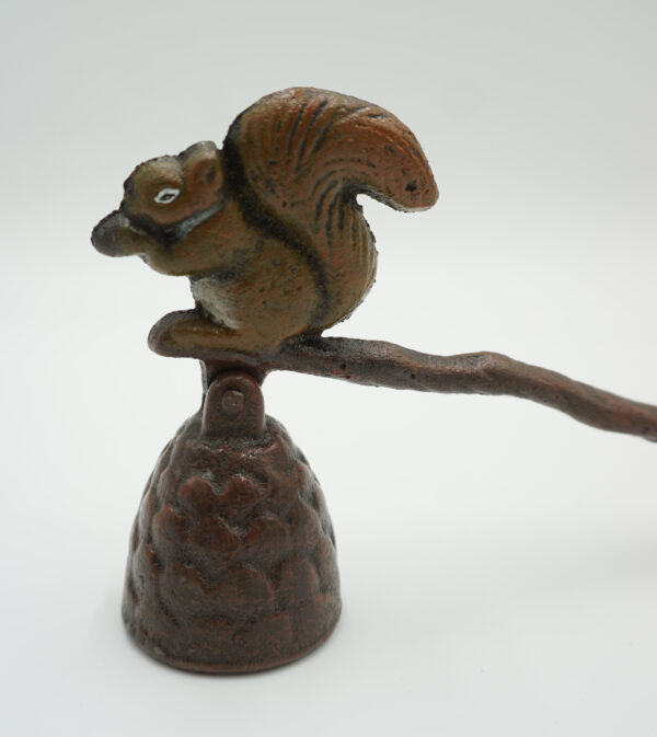 GAŚNICA DO ŚWIEC - GASIDEŁKO FIGURKA WIEWIÓRKI NA ORZECHU ŻELIWO