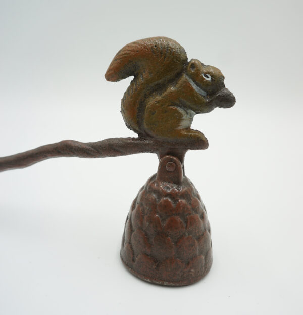 GAŚNICA DO ŚWIEC - GASIDEŁKO FIGURKA WIEWIÓRKI NA ORZECHU ŻELIWO