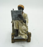 FIGURA Z BRĄZU ARAB Z KSIEGĄ NAUCZYCIEL POETA