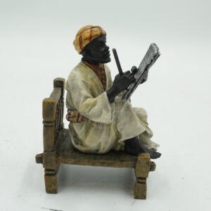 FIGURA Z BRĄZU ARAB Z KSIEGĄ NAUCZYCIEL POETA