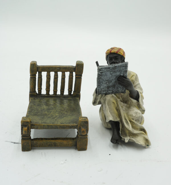 FIGURA Z BRĄZU ARAB Z KSIEGĄ NAUCZYCIEL POETA