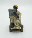 FIGURA Z BRĄZU ARAB Z KSIEGĄ NAUCZYCIEL POETA