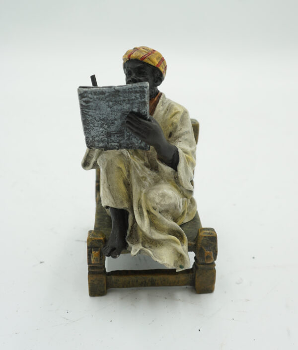 FIGURA Z BRĄZU ARAB Z KSIEGĄ NAUCZYCIEL POETA