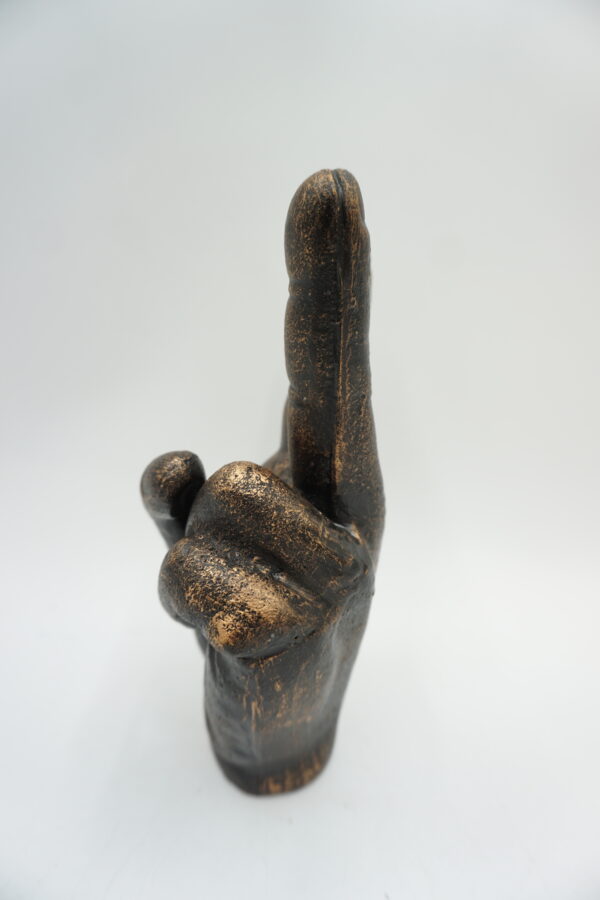 ŻELIWNA FIGURA DŁOŃ ZNAK VICTORII