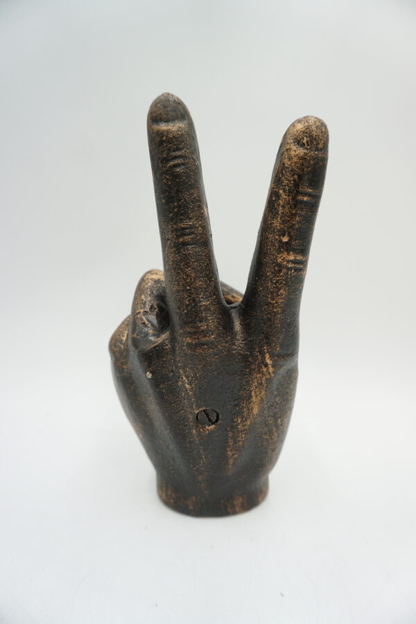 ŻELIWNA FIGURA DŁOŃ ZNAK VICTORII