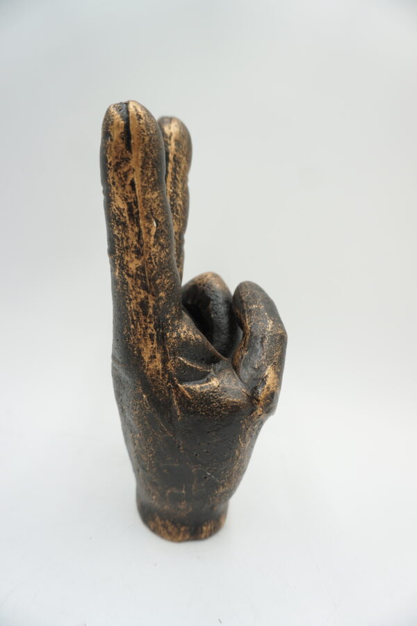 ŻELIWNA FIGURA DŁOŃ ZNAK VICTORII