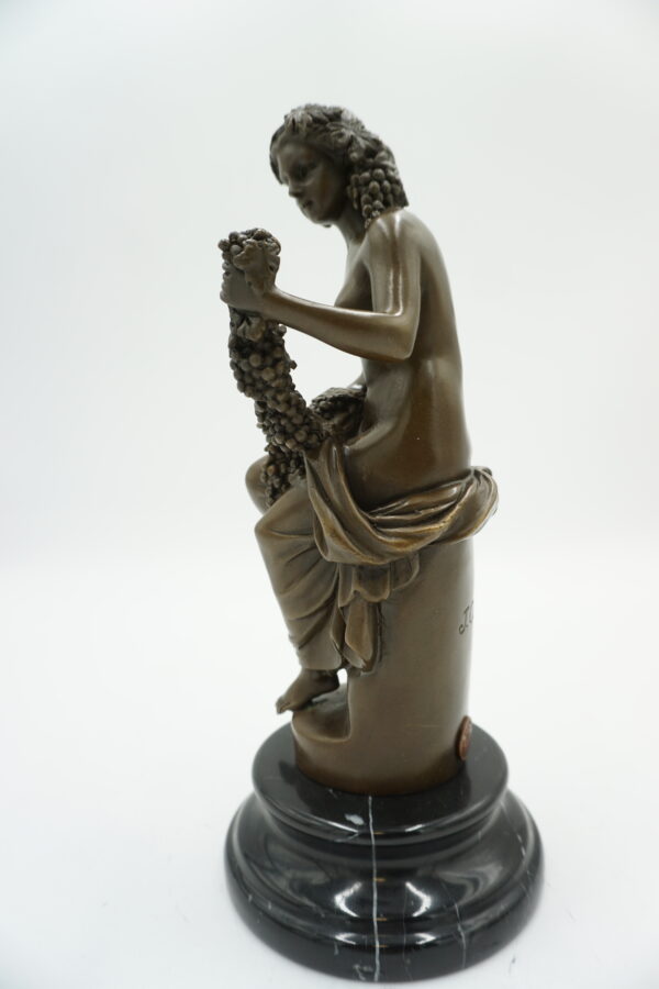 FIGURA Z BRĄZU KOBIETA Z WINOGRONEM