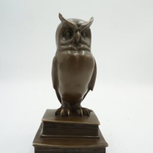 FIGURA Z BRĄZU SOWA NA KSIĄZKACH SYMBOL MĄDROŚCI