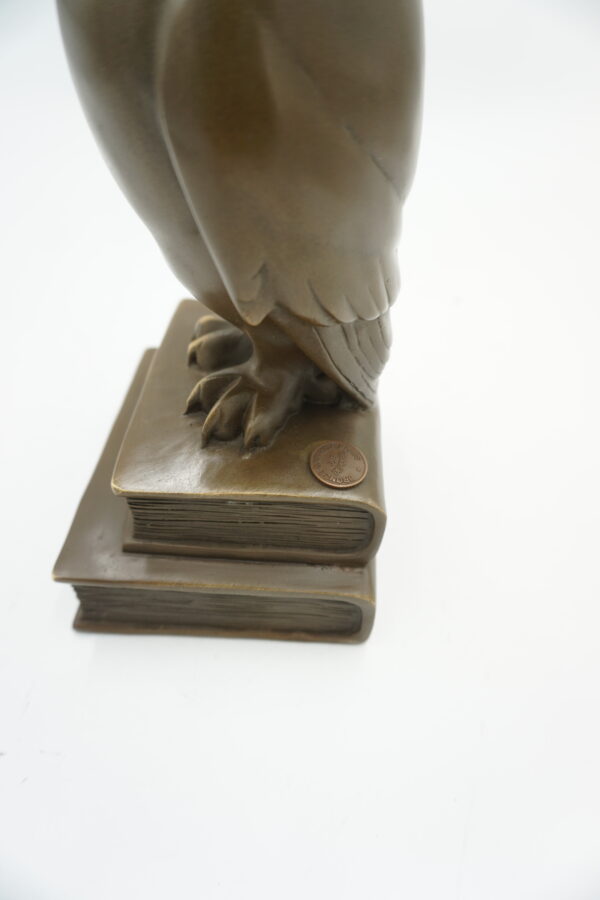 FIGURA Z BRĄZU SOWA NA KSIĄZKACH SYMBOL MĄDROŚCI