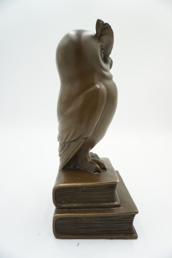 FIGURA Z BRĄZU SOWA NA KSIĄZKACH SYMBOL MĄDROŚCI