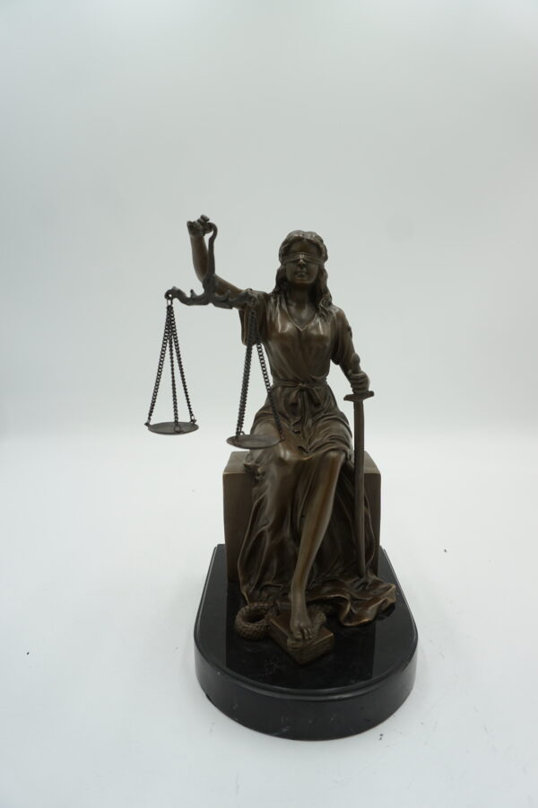 Siedząca TEMIDA Z BRĄZU bogini sprawiedliwości