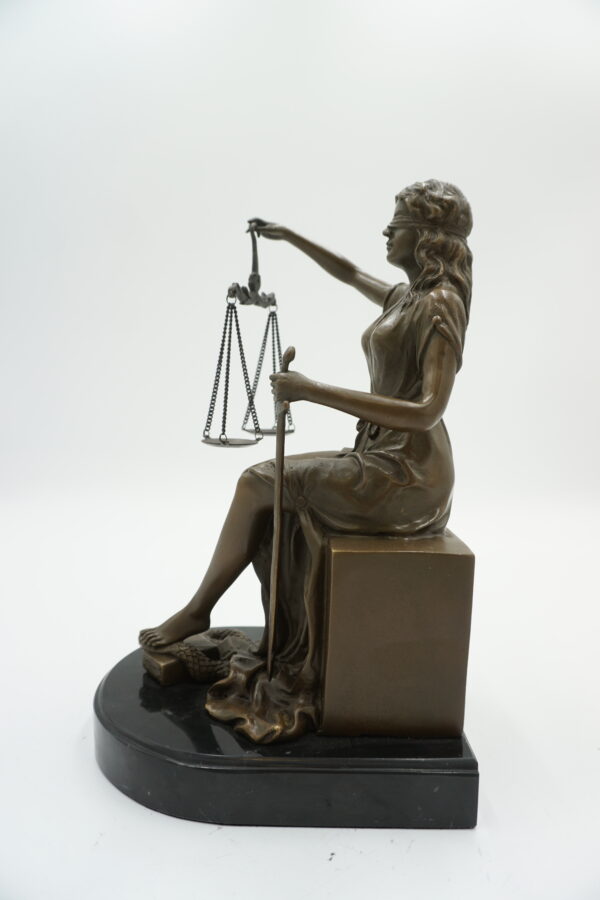 Siedząca TEMIDA Z BRĄZU bogini sprawiedliwości