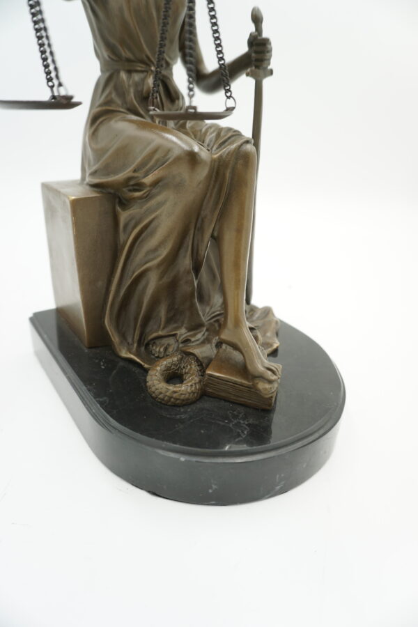 Siedząca TEMIDA Z BRĄZU bogini sprawiedliwości