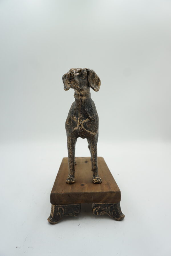 ŻELIWNA FIGURKA PSA GOŃCZEGO PIES nA DREWNIANEJ PODSTAWIE