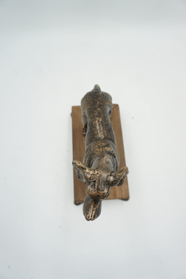 ŻELIWNA FIGURKA PSA GOŃCZEGO PIES nA DREWNIANEJ PODSTAWIE