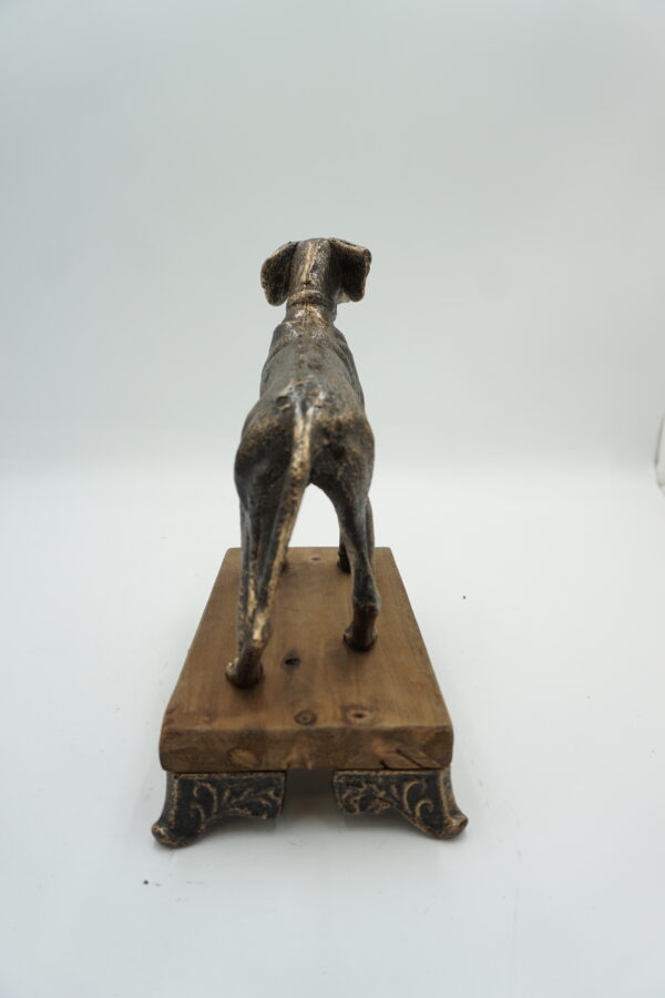ŻELIWNA FIGURKA PSA GOŃCZEGO PIES nA DREWNIANEJ PODSTAWIE