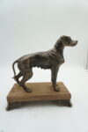 ŻELIWNA FIGURKA PSA GOŃCZEGO PIES nA DREWNIANEJ PODSTAWIE