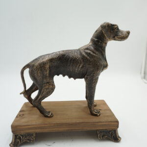 ŻELIWNA FIGURKA PSA GOŃCZEGO PIES nA DREWNIANEJ PODSTAWIE