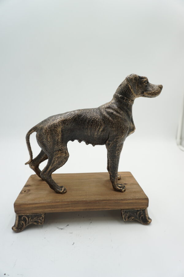 ŻELIWNA FIGURKA PSA GOŃCZEGO PIES nA DREWNIANEJ PODSTAWIE