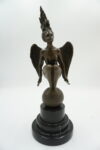 FIGURA Z BRĄZU USKRZYDLONA KOBIETA KUCĄCA NAGA