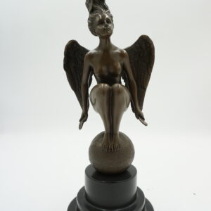 FIGURA Z BRĄZU USKRZYDLONA KOBIETA KUCĄCA NAGA