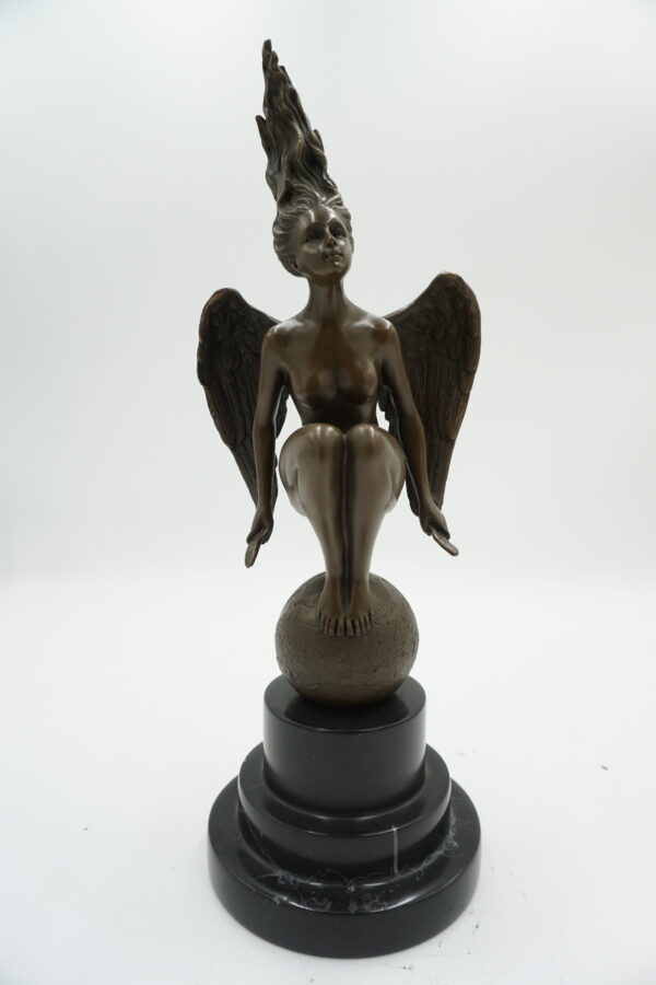 FIGURA Z BRĄZU USKRZYDLONA KOBIETA KUCĄCA NAGA