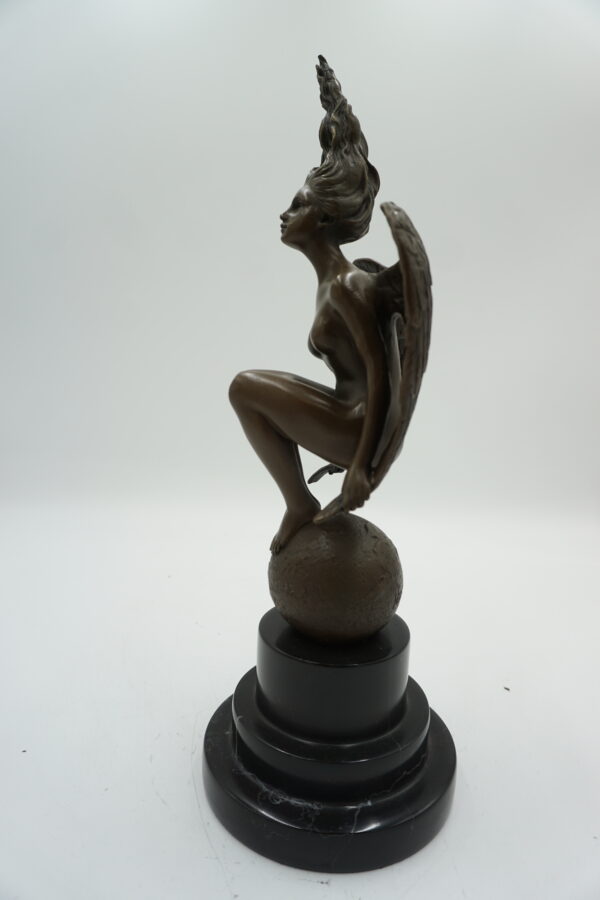 FIGURA Z BRĄZU USKRZYDLONA KOBIETA KUCĄCA NAGA
