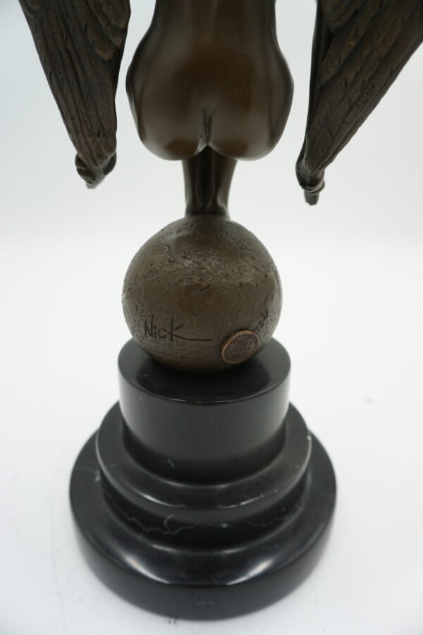 FIGURA Z BRĄZU USKRZYDLONA KOBIETA KUCĄCA NAGA