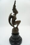 FIGURA Z BRĄZU USKRZYDLONA KOBIETA KUCĄCA NAGA
