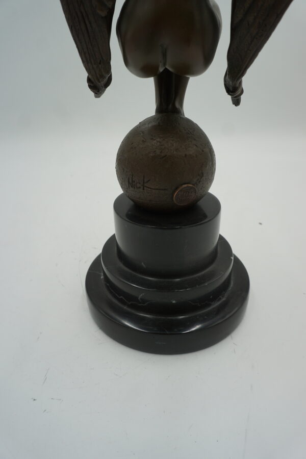 FIGURA Z BRĄZU USKRZYDLONA KOBIETA KUCĄCA NAGA